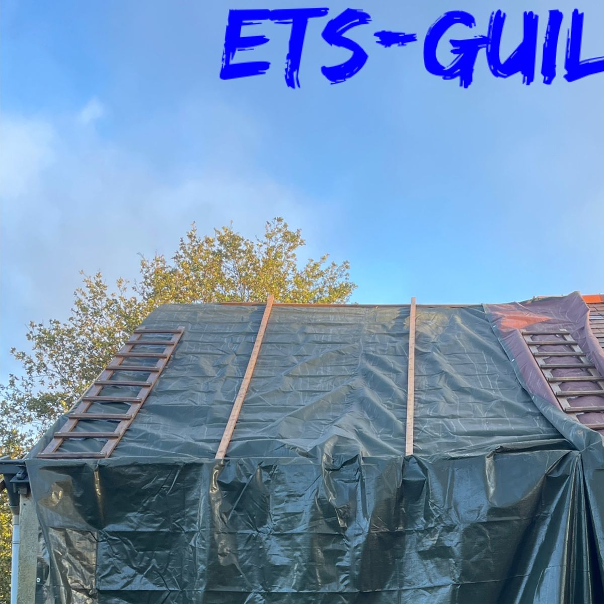 Bâchage de toiture réalisé en urgence pour la mise hors d'eau du bâtiment