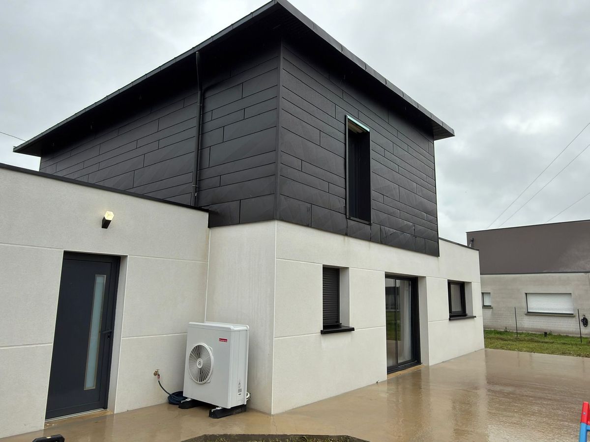 Maison contemporaine habillée d'un bardage aluminium noir en toiture et façade