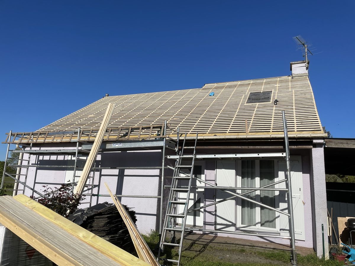 Maison sous échafaudage pendant la réfection complète de sa couverture