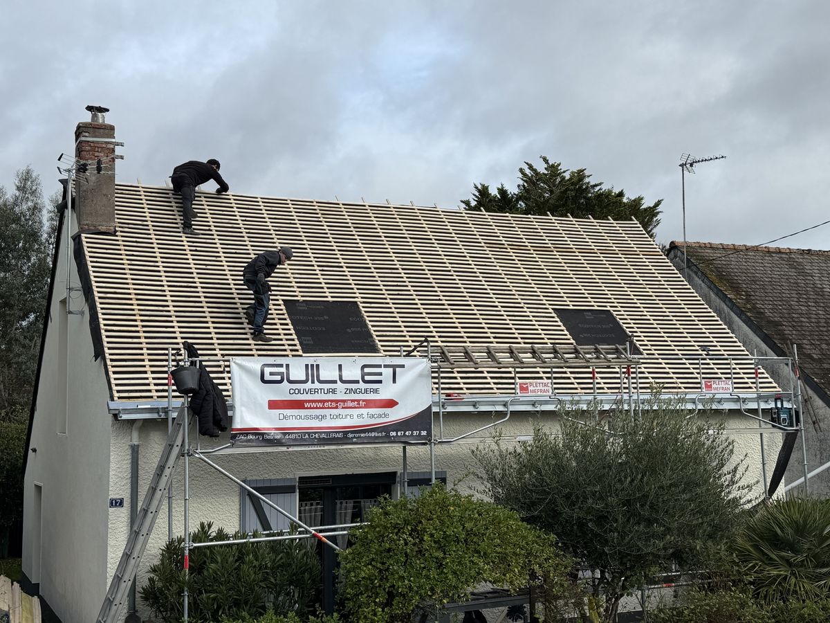 Toiture en cours de réfection, banderole ETS Guillet tendue sur l'échafaudage