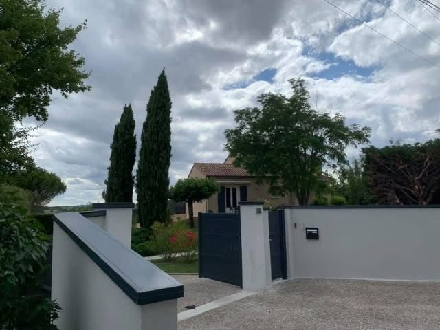 Muret d'entrée coiffé d'une couvertine aluminium anthracite