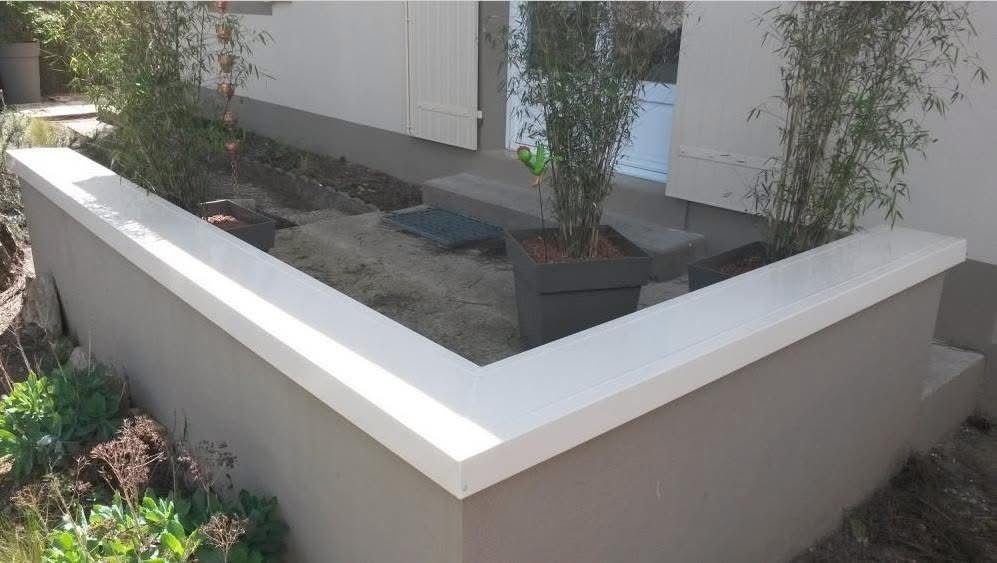 Couvertine aluminium sur muret de terrasse, finition droite sans raccord