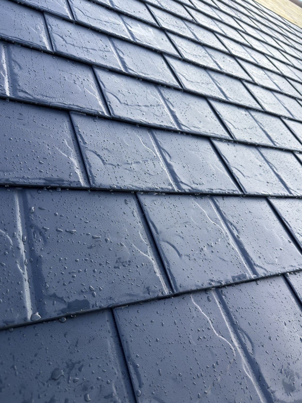 Couverture neuve en tuiles aluminium, vue rapprochée des rangs