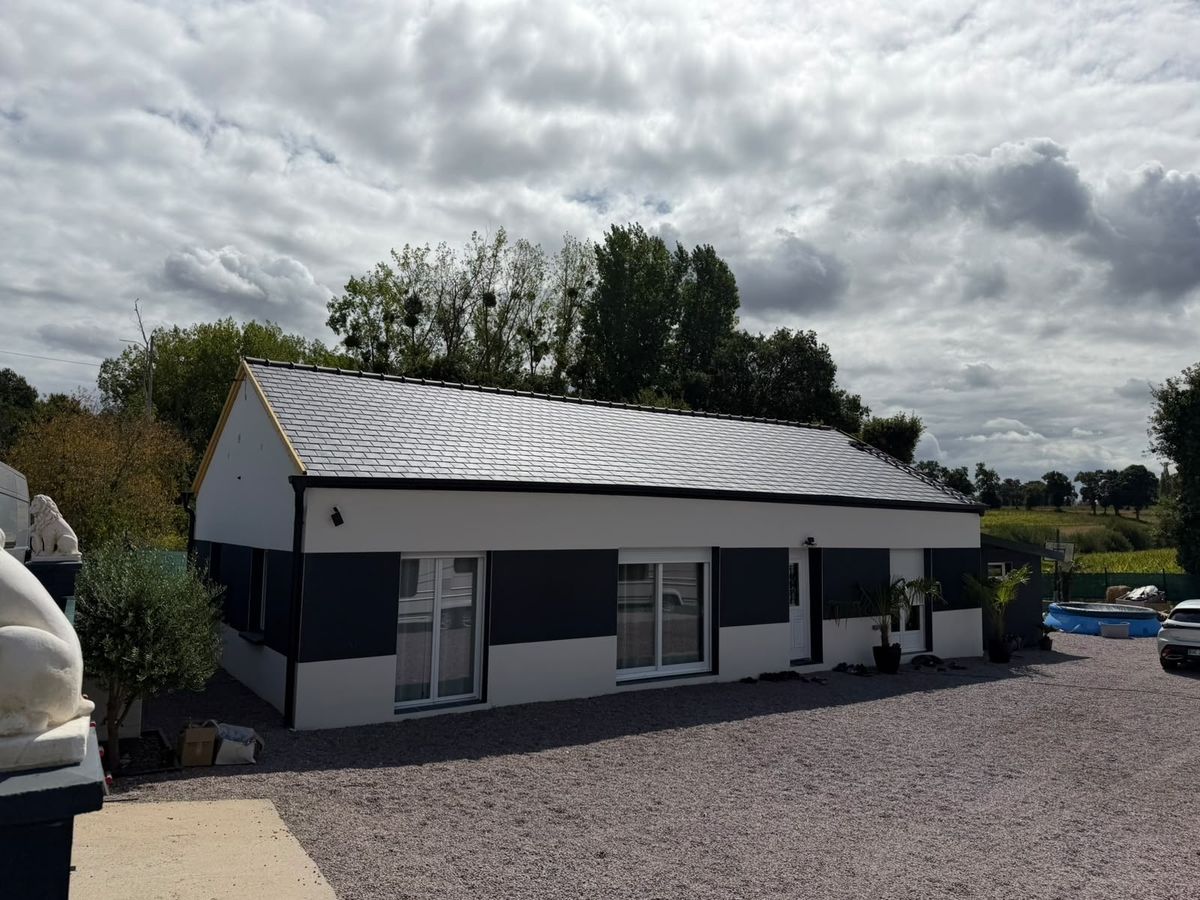 Dépendance dont la couverture en tuiles aluminium vient d'être terminée