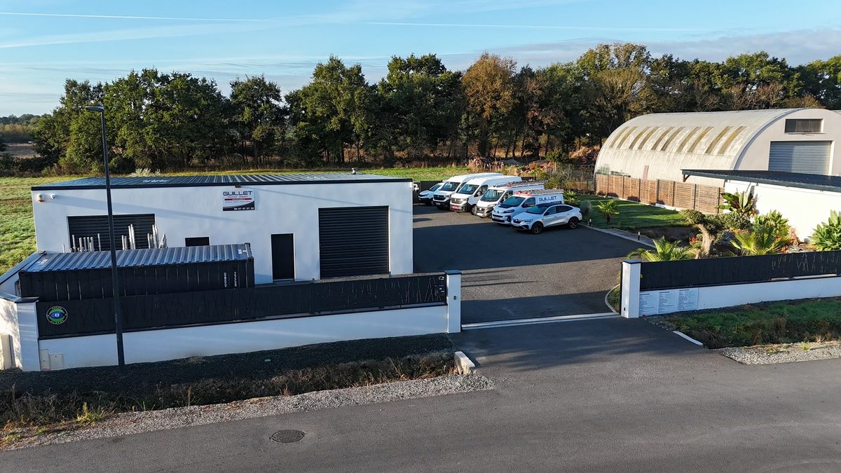 Le dépôt d'ETS Guillet à La Chevallerais : bâtiment, cour close et flotte de véhicules alignée