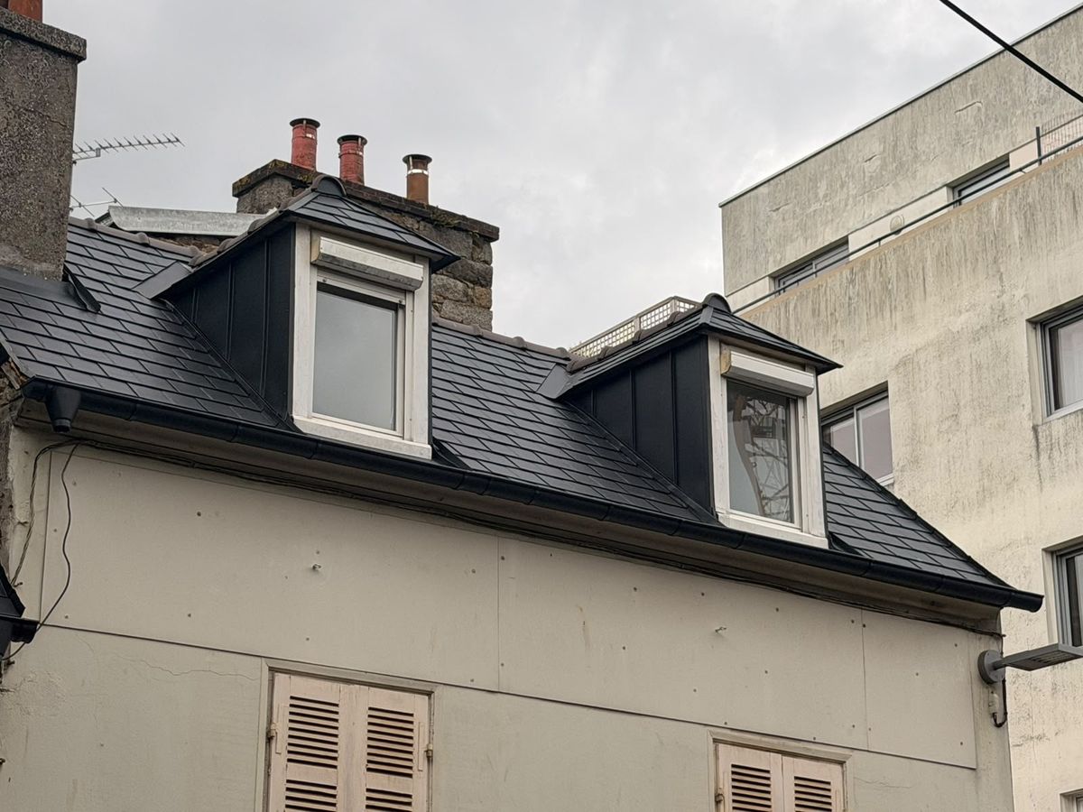 Deux lucarnes entièrement habillées en aluminium sur une toiture refaite