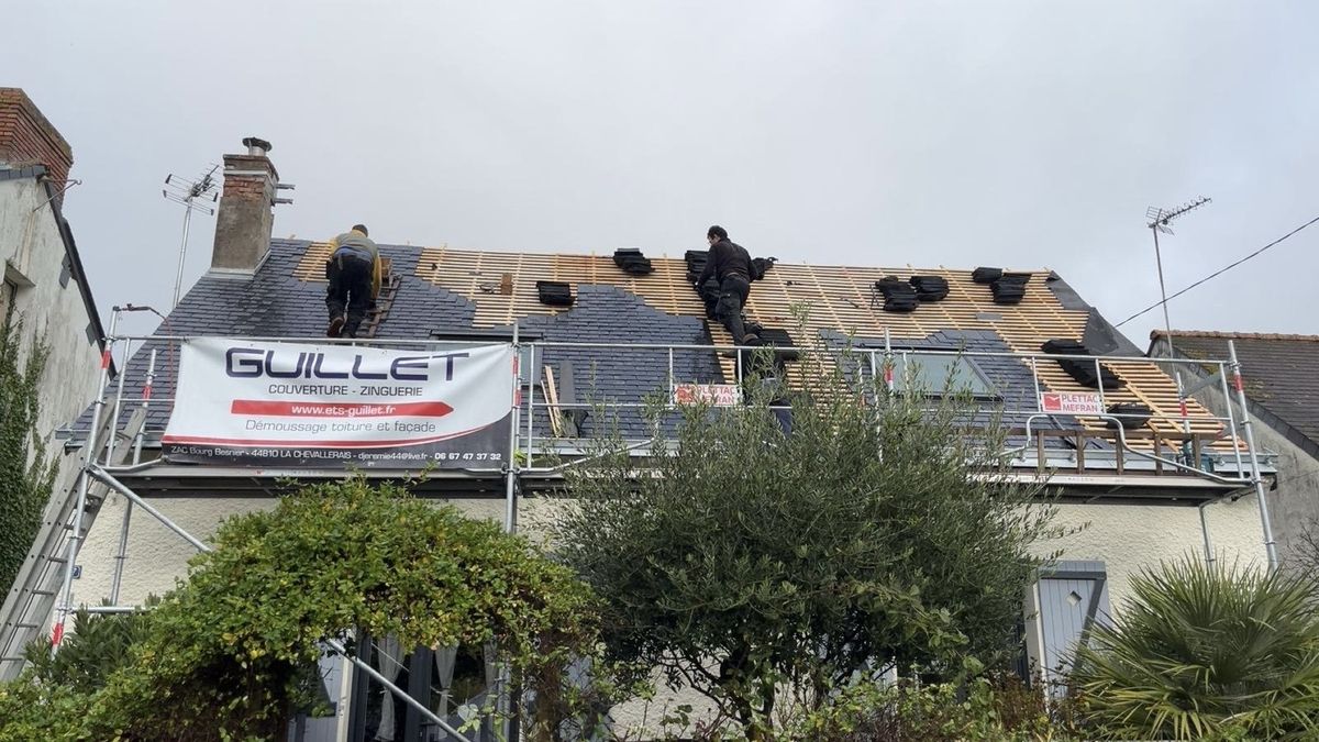 Équipe de couvreurs ETS Guillet en cours de mise hors d'eau d'une toiture déposée