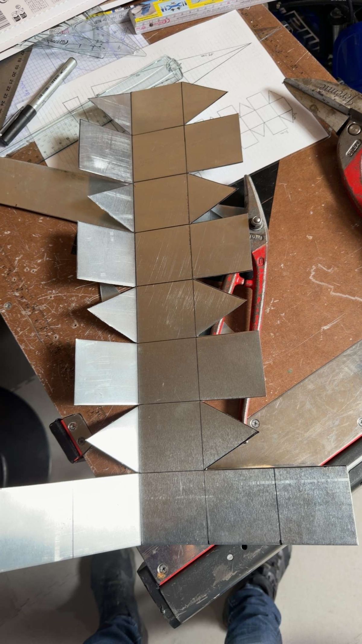 Pièces en aluminium façonnées et pliées à l'atelier
