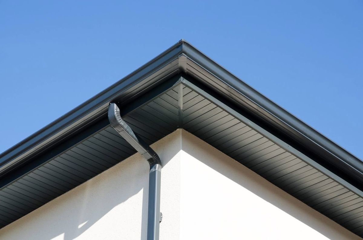 Gouttière aluminium continue posée en pignon, sans jonction