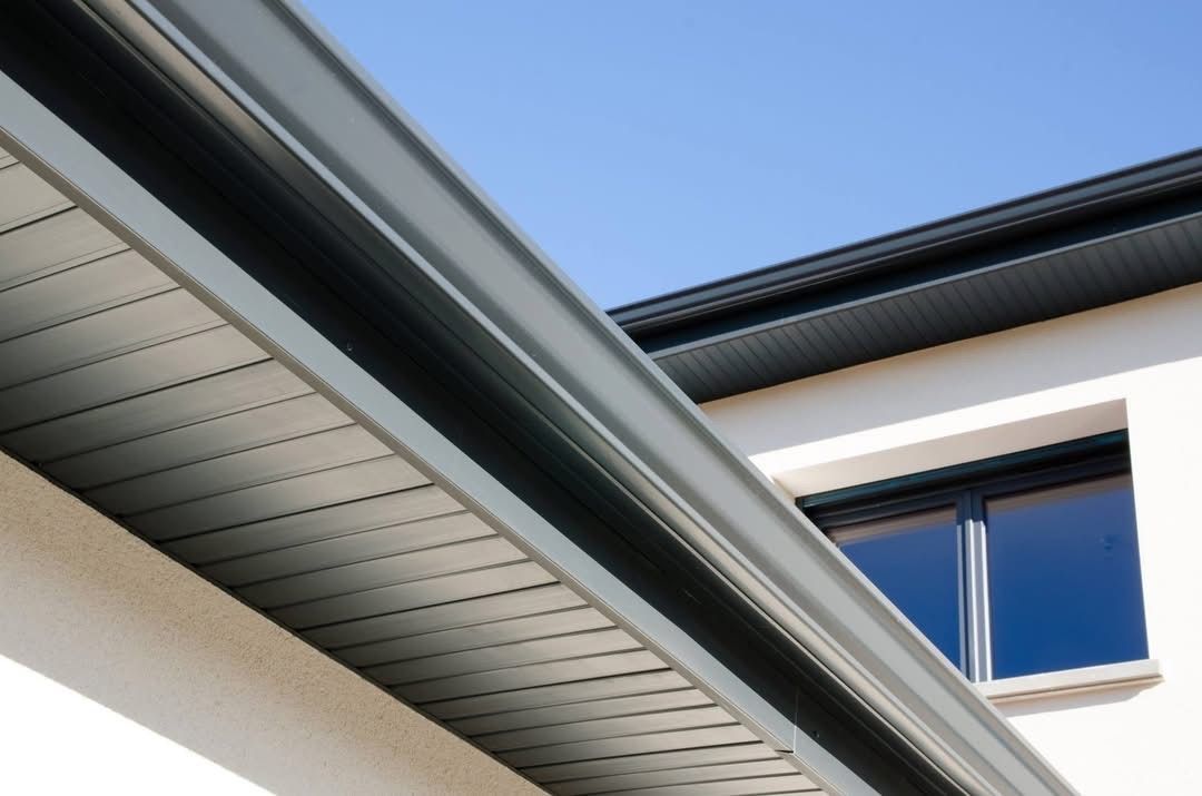Détail du profil d'une gouttière aluminium posée au mètre continu