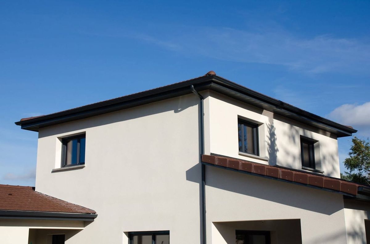 Maison équipée de gouttières aluminium sur toute la longueur de ses rives