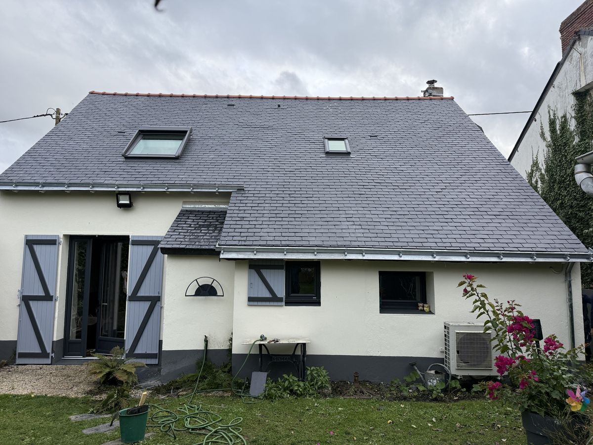 Longère avec toiture en ardoise refaite à neuf et fenêtres de toit