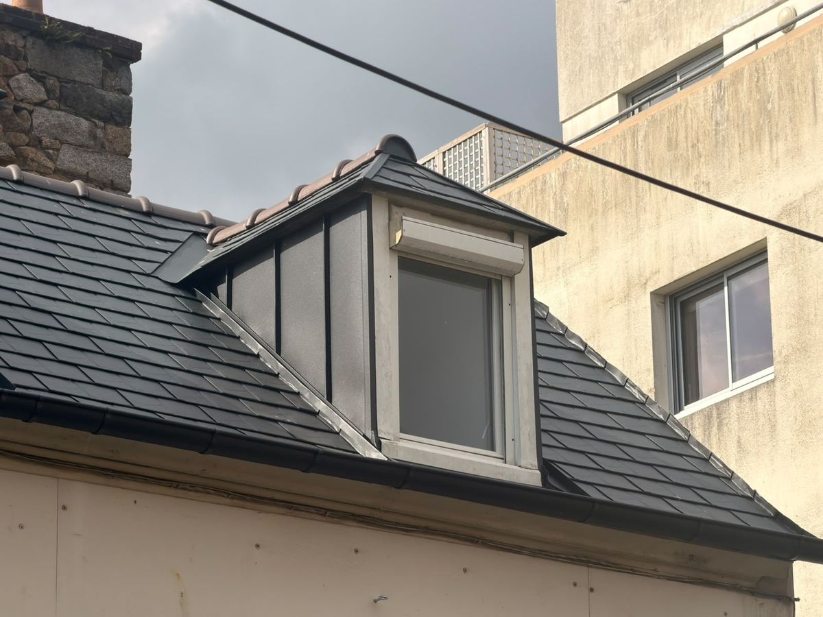 Joue de lucarne habillée en aluminium à joint debout sur une couverture neuve