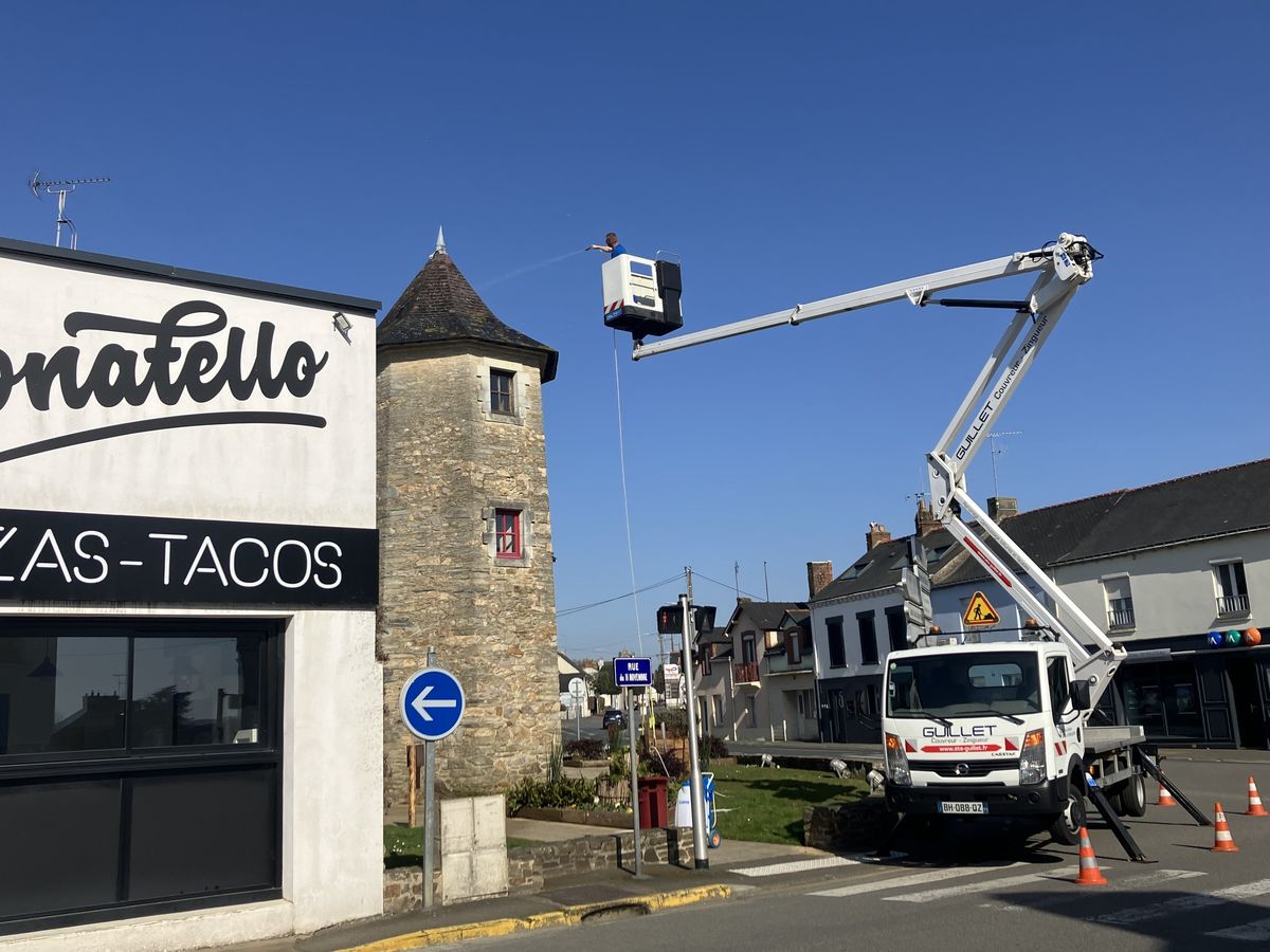 Camion nacelle ETS Guillet en intervention dans un centre-bourg