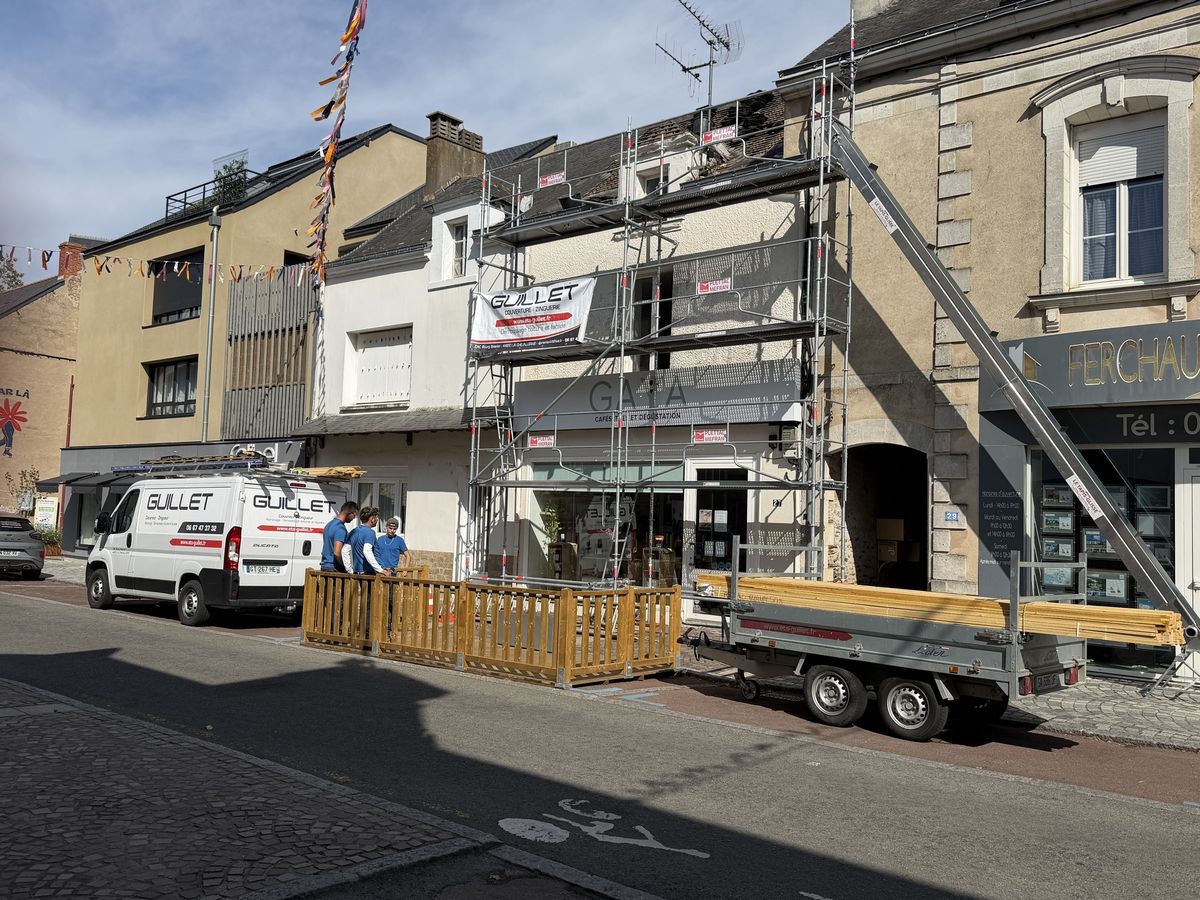 Intervention sous nacelle sur une façade de centre-ville
