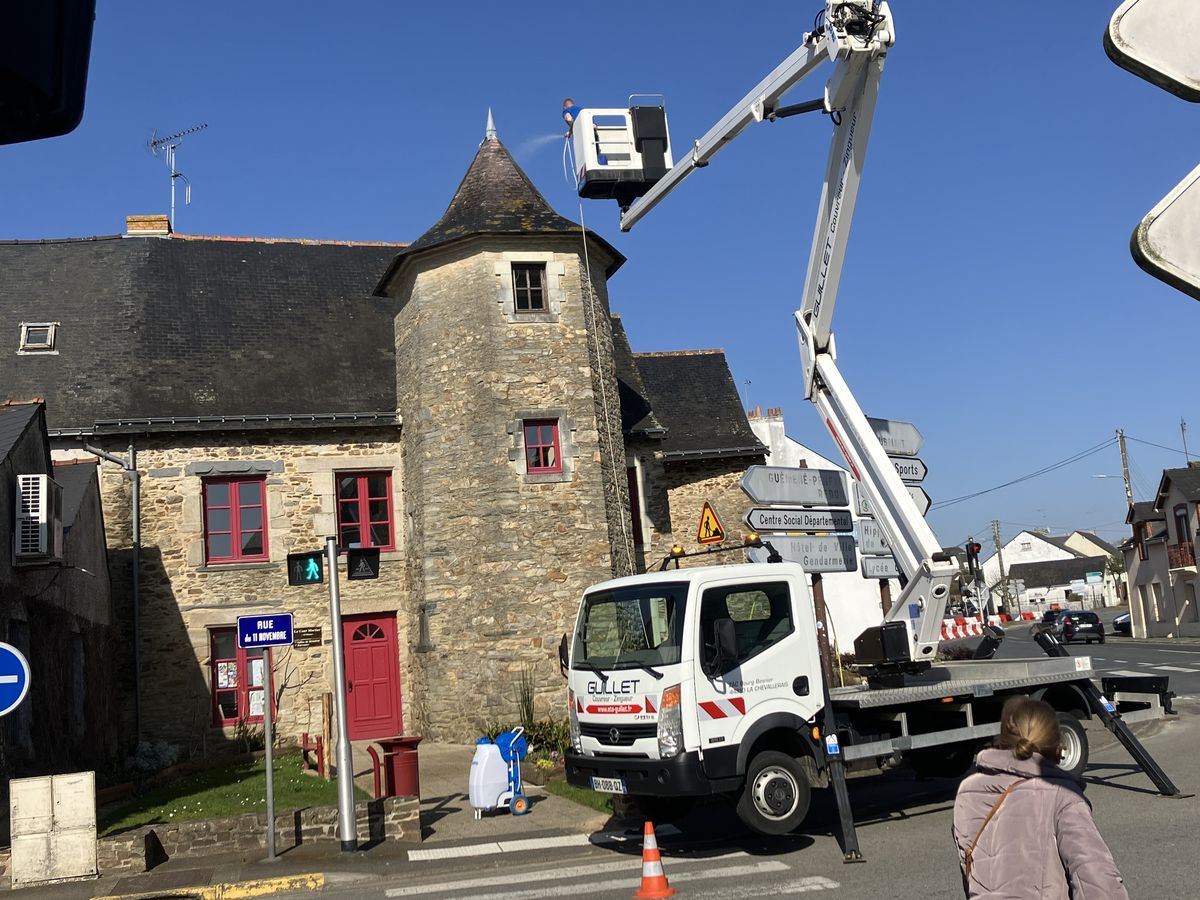 Nacelle d'ETS Guillet déployée pour intervenir sur la toiture d'une tour ancienne