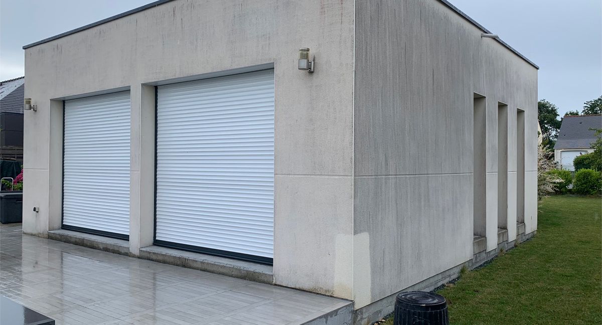 Façade grisée par les salissures avant nettoyage haute pression