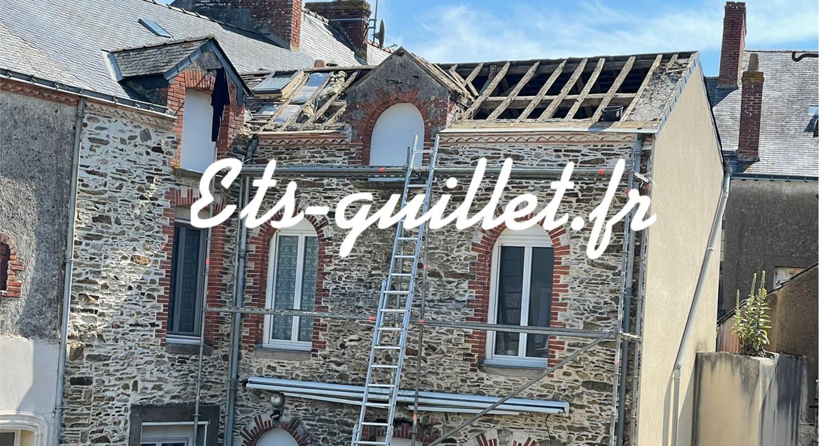 Maison en pierre dont la toiture est déposée avant réfection
