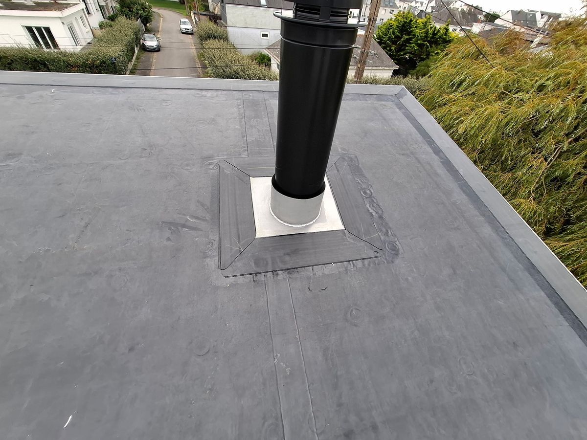 Sortie de toit habillée et soudée sur une toiture plate en membrane d'étanchéité