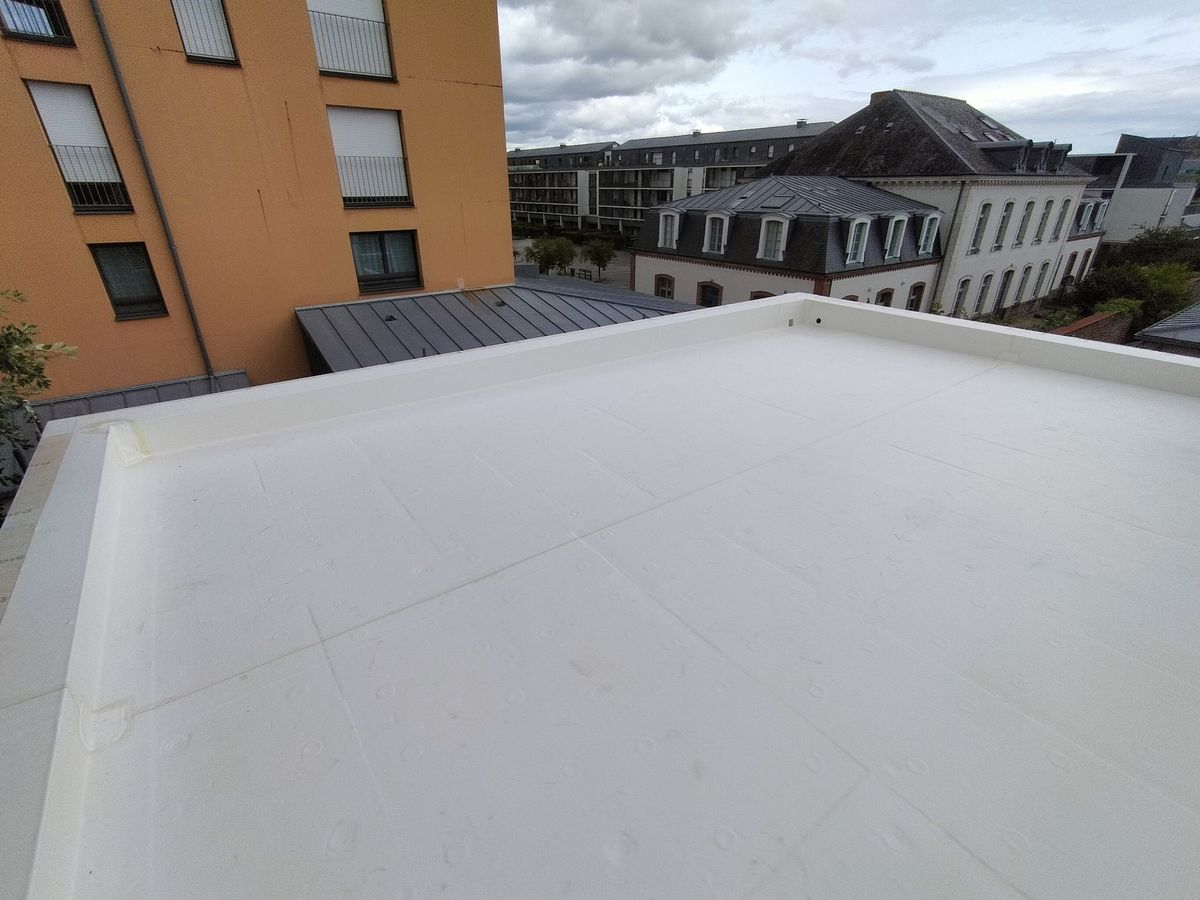 Membrane blanche relevée et soudée sur l'acrotère d'un toit-terrasse