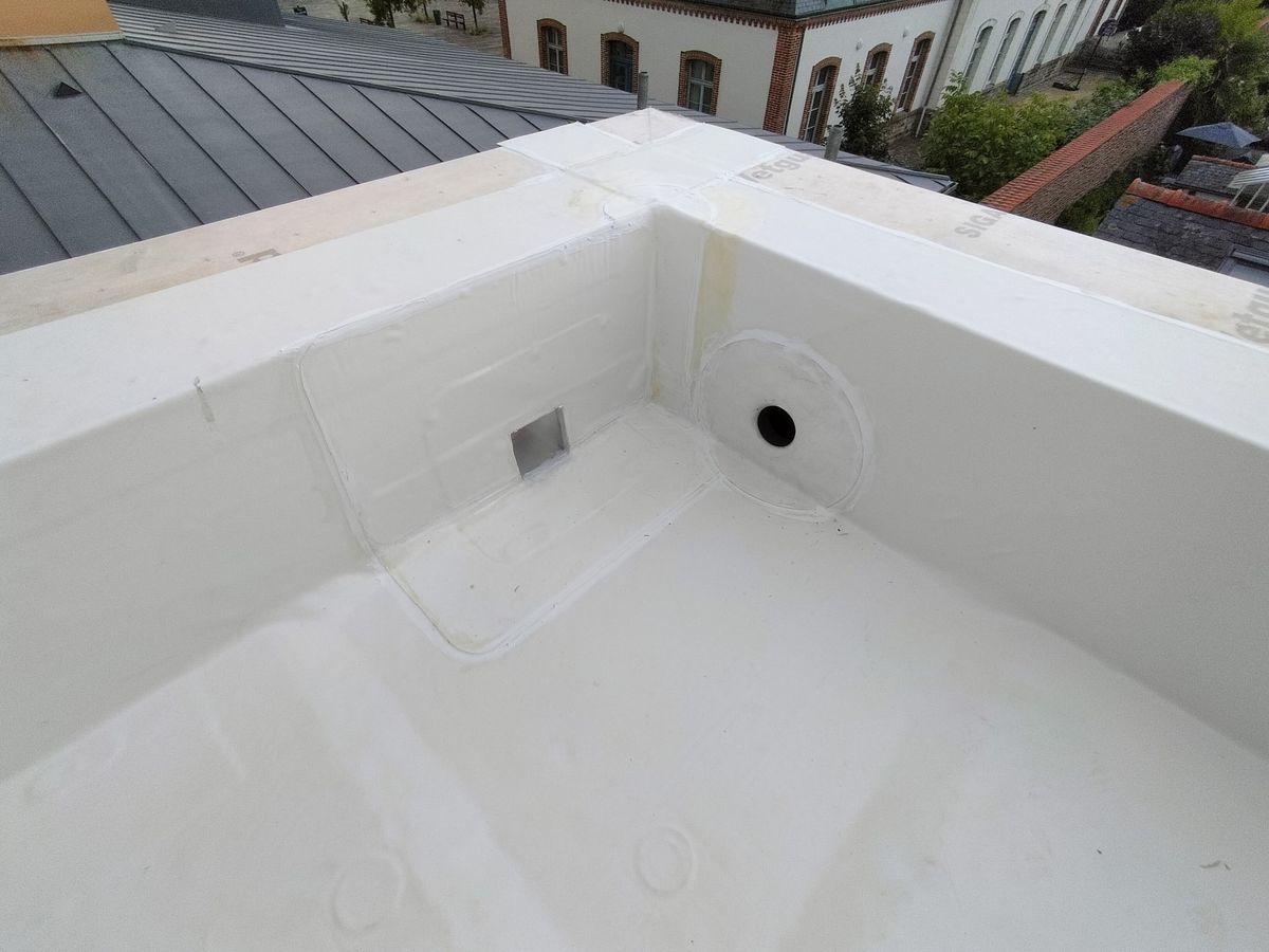 Évacuation des eaux pluviales sur un toit-terrasse en membrane blanche