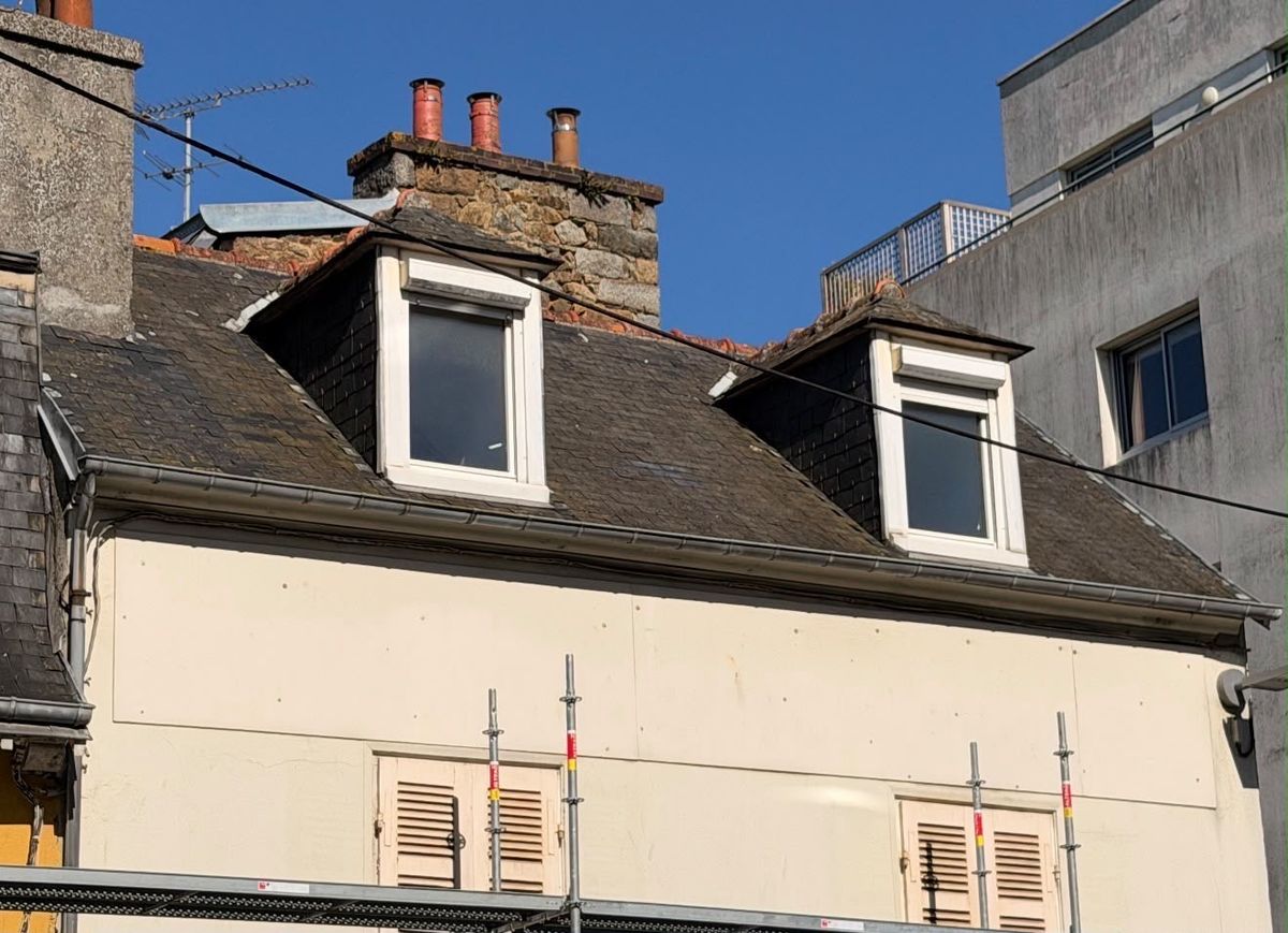 Toiture en ardoise vieillie et lucarnes en bois avant travaux