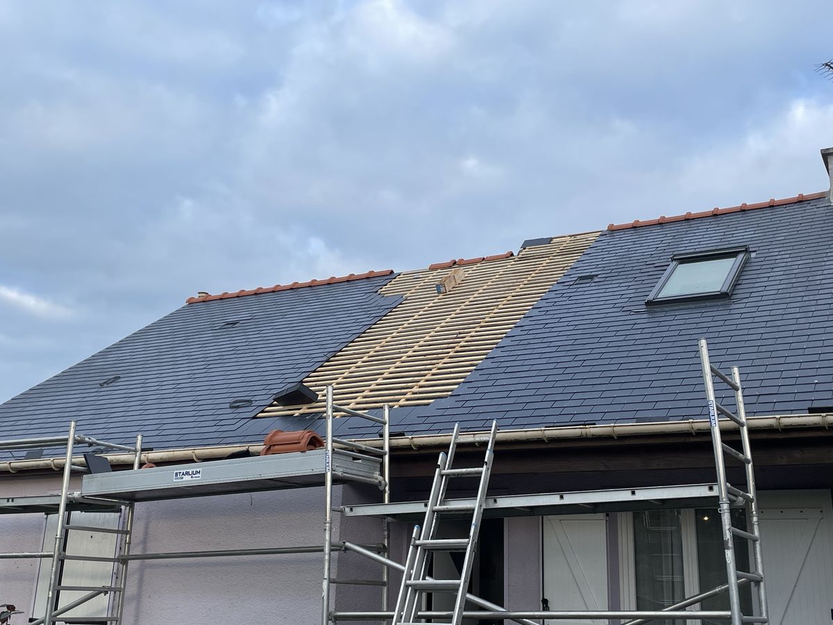 Toiture en ardoise neuve vue depuis l'échafaudage en fin de chantier