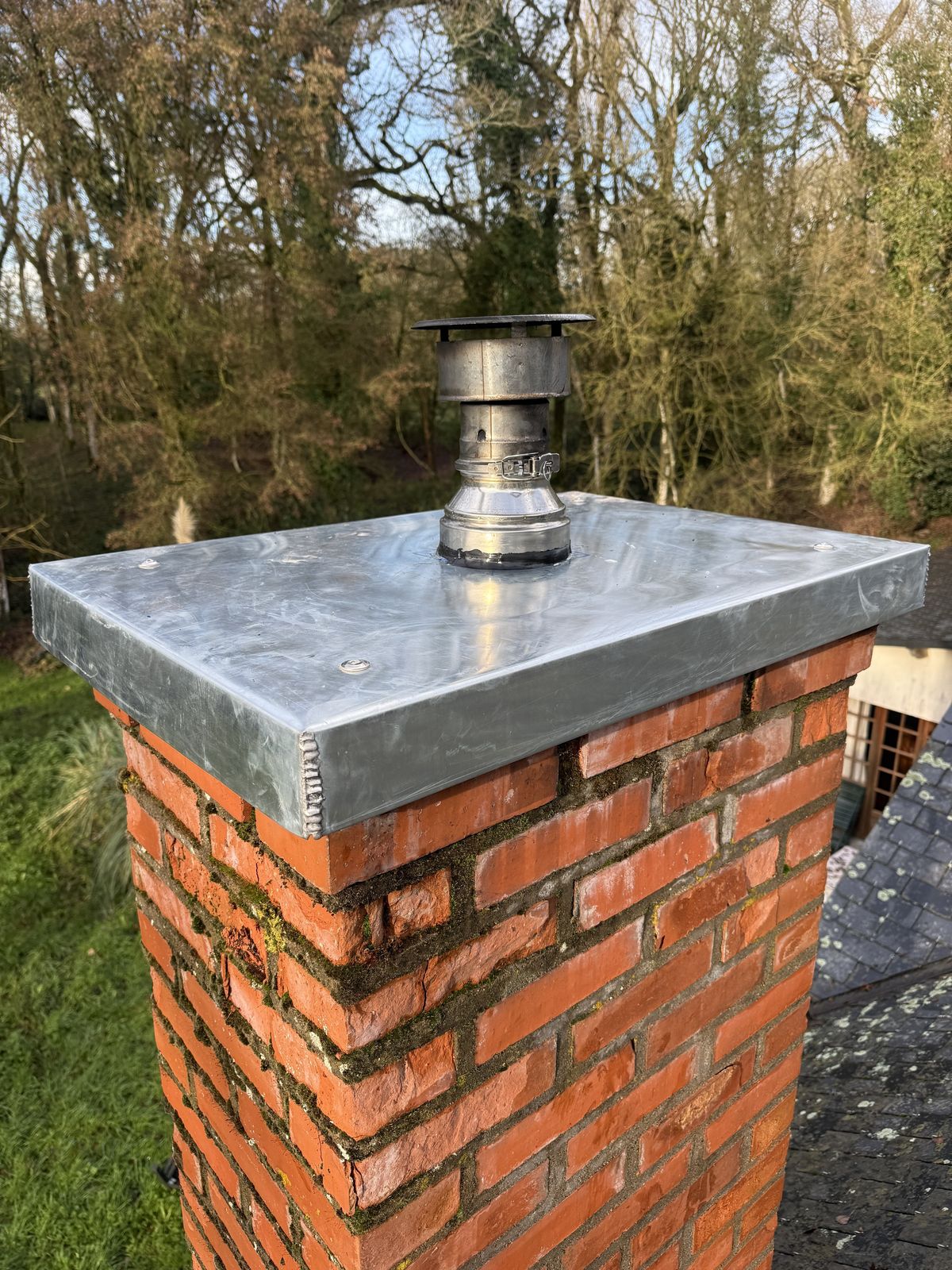 Ouvrage de zinguerie en tête de toiture tuile, façonné sur mesure